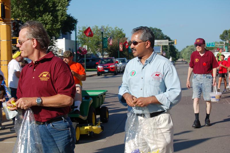 DSC_0553.JPG - Wally, Dee and Bill Nordgren do their part in the parade
